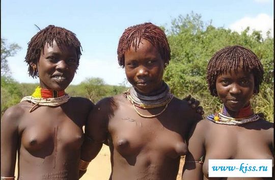 Обнаженные мамаши из племени мило улыбаются