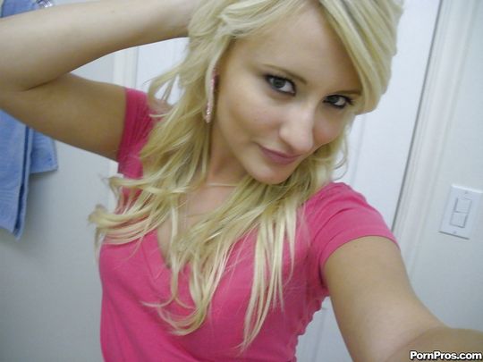 Совершеннолетняя блондиночка красуется голышом перед зеркалом с камерой в руке