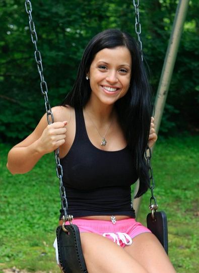 Бразильянка Жанесса обнажает груди в парке