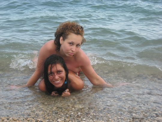 Две молоденькие нимфы лежат на песке без одежды