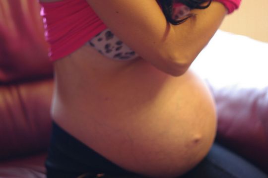 Катарина рассматривает себя – ее огромное беременное пузо кажется ей чем-то непривычным