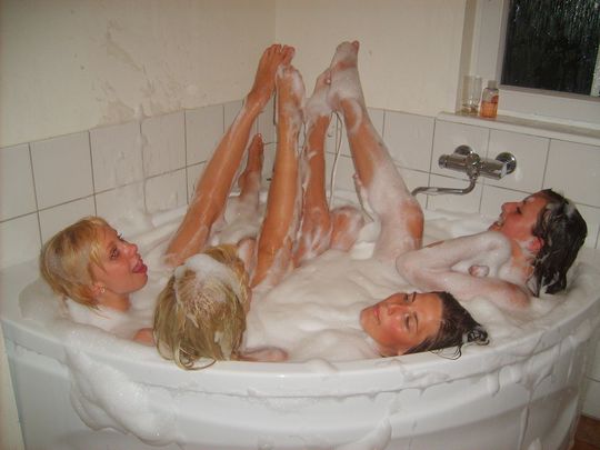 Пьяные девки в пенной душе
