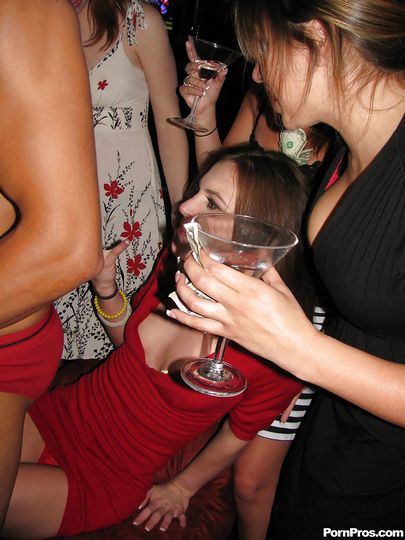 Пьяные девушки замутили оргию со стриптизерем xxx фото